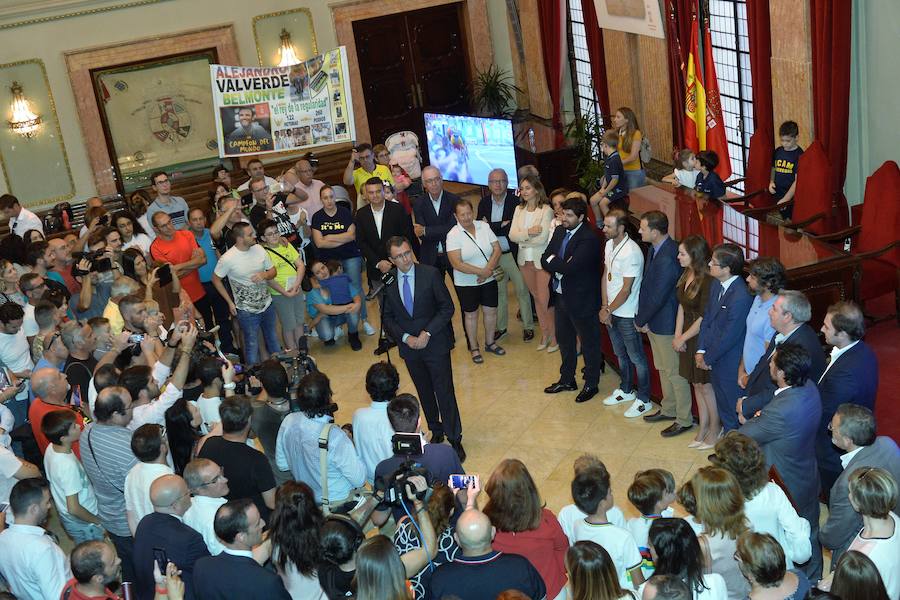 Alejandro Valverde genera gran expectación entre sus paisanos a su paso por la Gran Vía de Murcia, que recorrió a bordo de un descapotable y acompañado por centenares de ciclistas