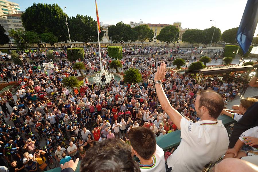 Alejandro Valverde genera gran expectación entre sus paisanos a su paso por la Gran Vía de Murcia, que recorrió a bordo de un descapotable y acompañado por centenares de ciclistas