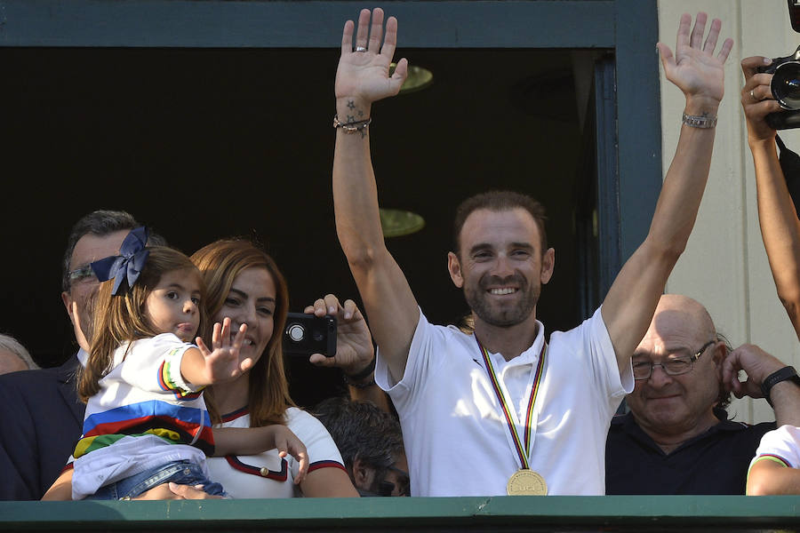 Alejandro Valverde genera gran expectación entre sus paisanos a su paso por la Gran Vía de Murcia, que recorrió a bordo de un descapotable y acompañado por centenares de ciclistas