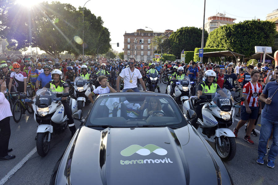 Alejandro Valverde genera gran expectación entre sus paisanos a su paso por la Gran Vía de Murcia, que recorrió a bordo de un descapotable y acompañado por centenares de ciclistas