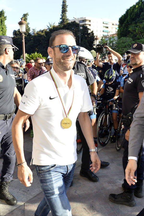 Alejandro Valverde genera gran expectación entre sus paisanos a su paso por la Gran Vía de Murcia, que recorrió a bordo de un descapotable y acompañado por centenares de ciclistas