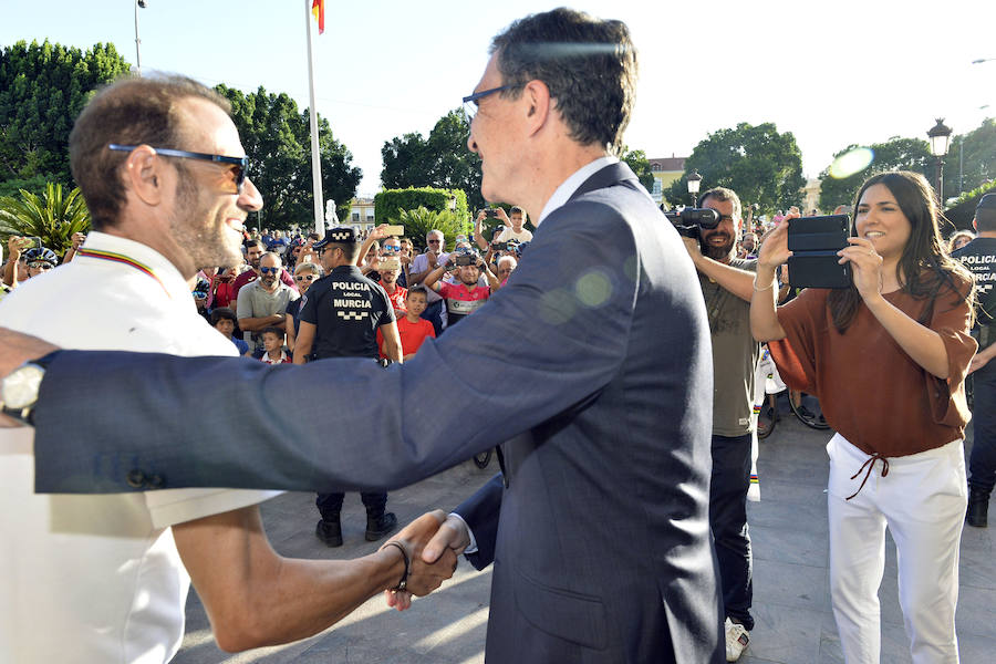 Alejandro Valverde genera gran expectación entre sus paisanos a su paso por la Gran Vía de Murcia, que recorrió a bordo de un descapotable y acompañado por centenares de ciclistas