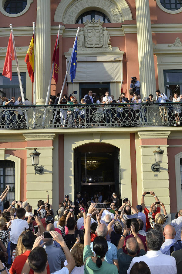 Alejandro Valverde genera gran expectación entre sus paisanos a su paso por la Gran Vía de Murcia, que recorrió a bordo de un descapotable y acompañado por centenares de ciclistas