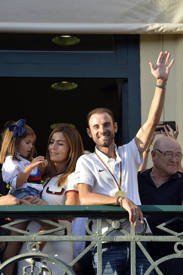 Alejandro Valverde genera gran expectación entre sus paisanos a su paso por la Gran Vía de Murcia, que recorrió a bordo de un descapotable y acompañado por centenares de ciclistas