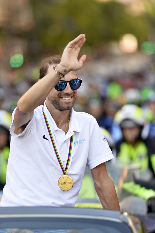 Alejandro Valverde genera gran expectación entre sus paisanos a su paso por la Gran Vía de Murcia, que recorrió a bordo de un descapotable y acompañado por centenares de ciclistas