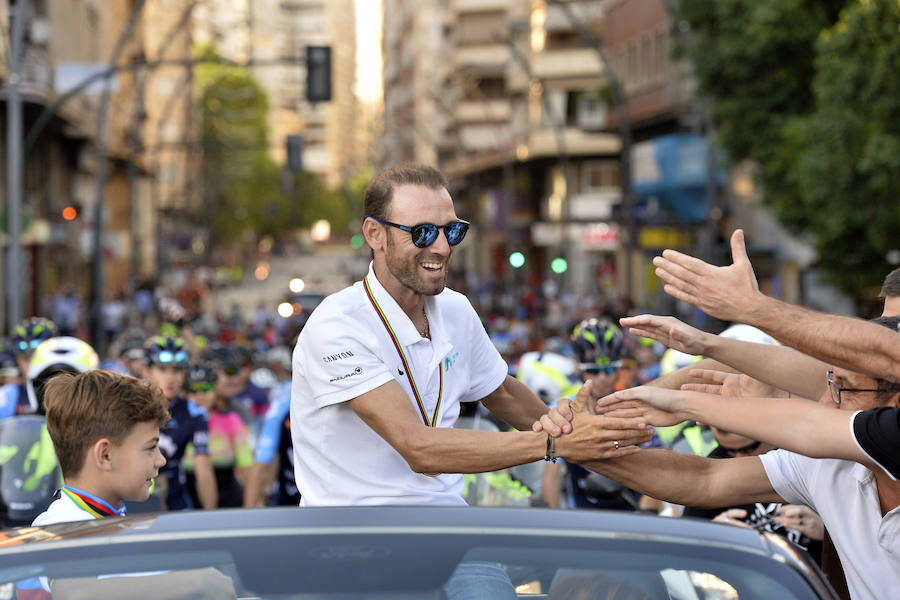 Alejandro Valverde genera gran expectación entre sus paisanos a su paso por la Gran Vía de Murcia, que recorrió a bordo de un descapotable y acompañado por centenares de ciclistas