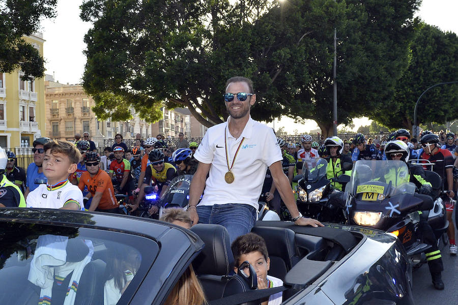 Alejandro Valverde genera gran expectación entre sus paisanos a su paso por la Gran Vía de Murcia, que recorrió a bordo de un descapotable y acompañado por centenares de ciclistas