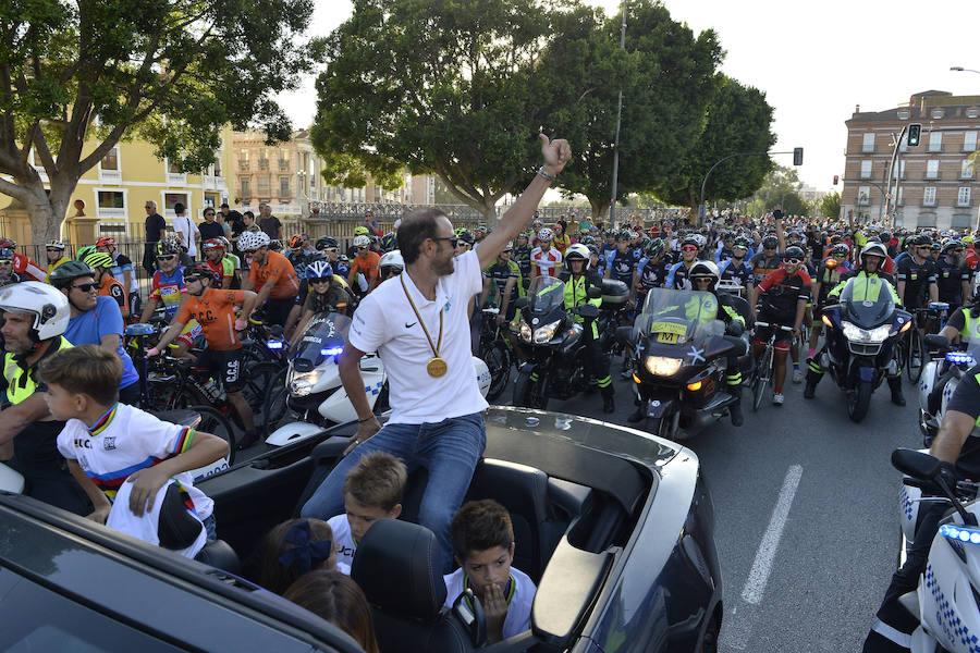 Alejandro Valverde genera gran expectación entre sus paisanos a su paso por la Gran Vía de Murcia, que recorrió a bordo de un descapotable y acompañado por centenares de ciclistas