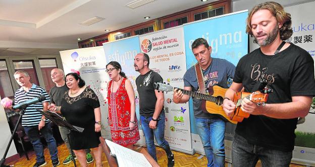 Eleuterio Guerrero, Adolfo Martínez, Encarna Paredes, Natalia Sánchez, Julián José Vicente, Antonio Martínez y José Rubén Martínez, de Los Viajeros del Soul, ayer durante su actuación en el Colegio de Farmacéuticos con motivo de la presentación de la campaña 'QuitaLaG, cambia estigma por estima', promovida por Feafes. 