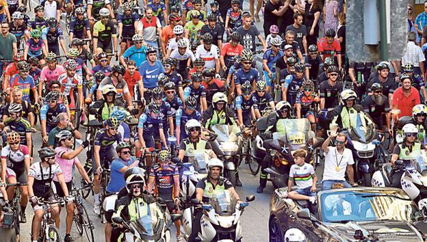 El campeón del mundo Alejandro Valverde saluda a cientos de aficionados al ciclismo desde el descapotable en el que se paseó ayer por Murcia.