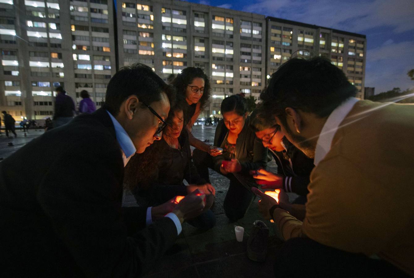 Víctimas de la represión estudiantil de 1968 y estudiantes universitarios se unieron para marchar a lo largo de Ciudad de México y exigir justicia el mismo día en que se cumplen 50 años de la masacre perpetrada por el Ejército mexicano contra un mitin de estudiantes en el barrio de Tlatelolco.