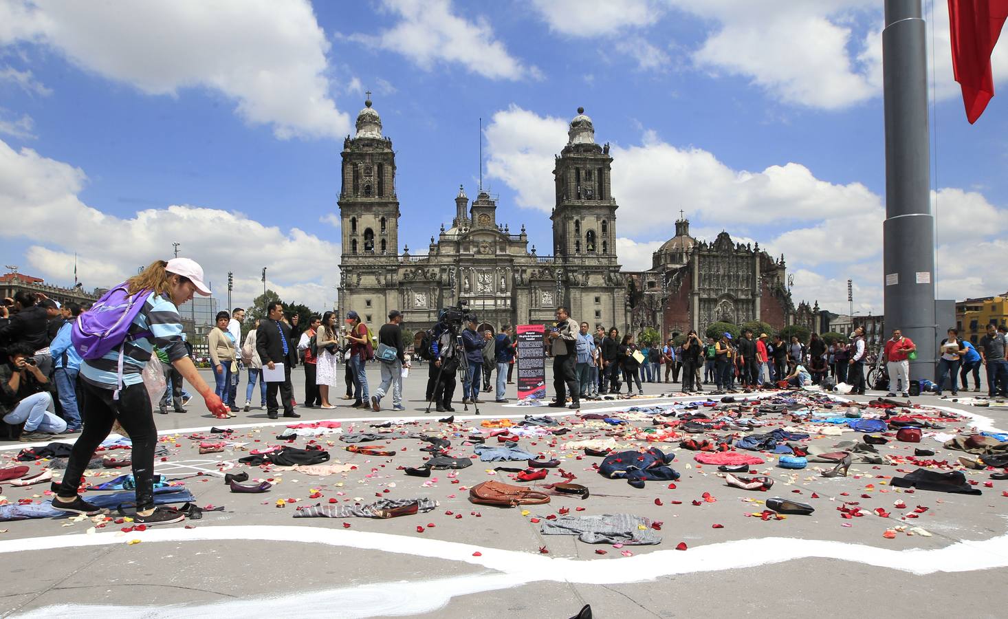 Víctimas de la represión estudiantil de 1968 y estudiantes universitarios se unieron para marchar a lo largo de Ciudad de México y exigir justicia el mismo día en que se cumplen 50 años de la masacre perpetrada por el Ejército mexicano contra un mitin de estudiantes en el barrio de Tlatelolco.