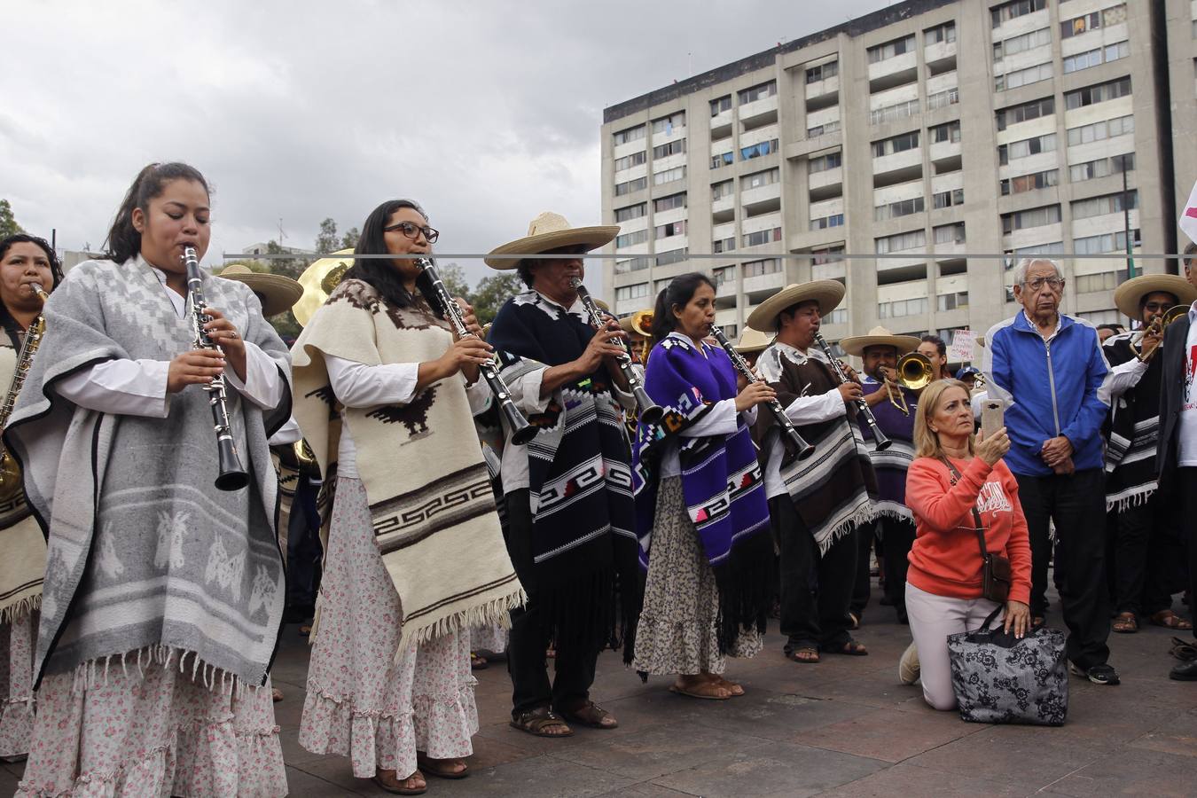 Víctimas de la represión estudiantil de 1968 y estudiantes universitarios se unieron para marchar a lo largo de Ciudad de México y exigir justicia el mismo día en que se cumplen 50 años de la masacre perpetrada por el Ejército mexicano contra un mitin de estudiantes en el barrio de Tlatelolco.