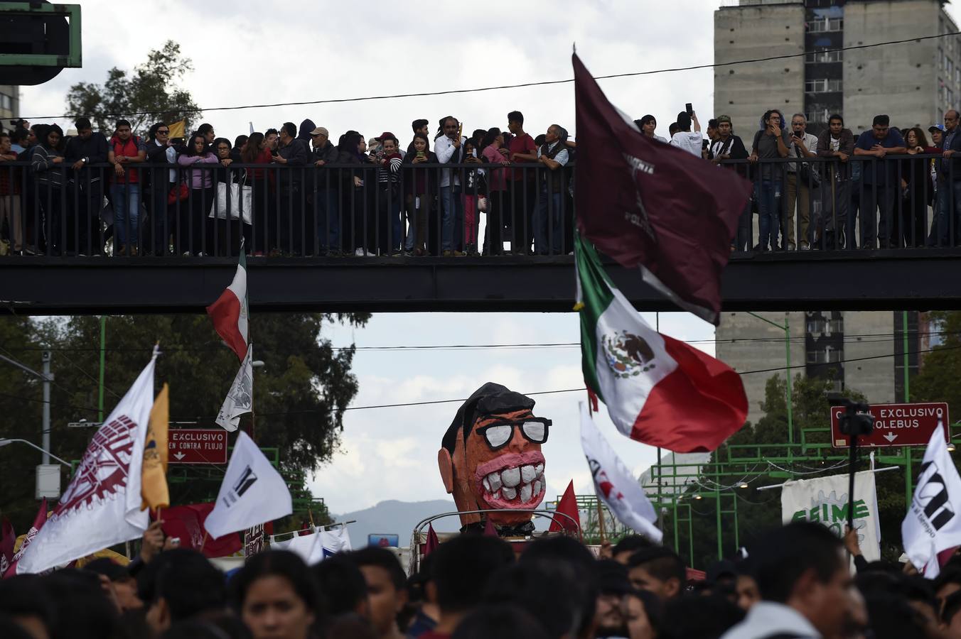 Víctimas de la represión estudiantil de 1968 y estudiantes universitarios se unieron para marchar a lo largo de Ciudad de México y exigir justicia el mismo día en que se cumplen 50 años de la masacre perpetrada por el Ejército mexicano contra un mitin de estudiantes en el barrio de Tlatelolco.