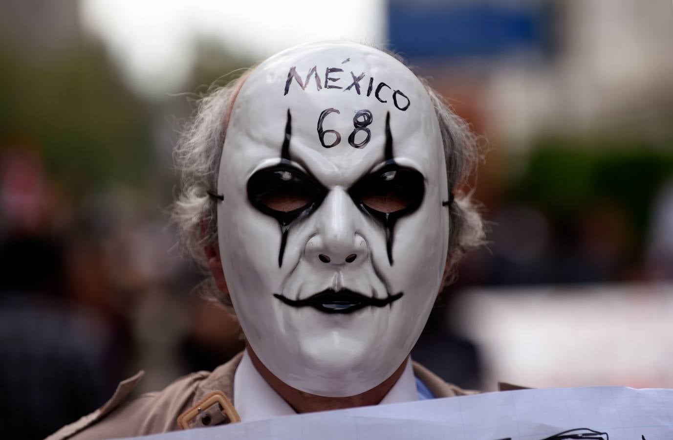 Víctimas de la represión estudiantil de 1968 y estudiantes universitarios se unieron para marchar a lo largo de Ciudad de México y exigir justicia el mismo día en que se cumplen 50 años de la masacre perpetrada por el Ejército mexicano contra un mitin de estudiantes en el barrio de Tlatelolco.