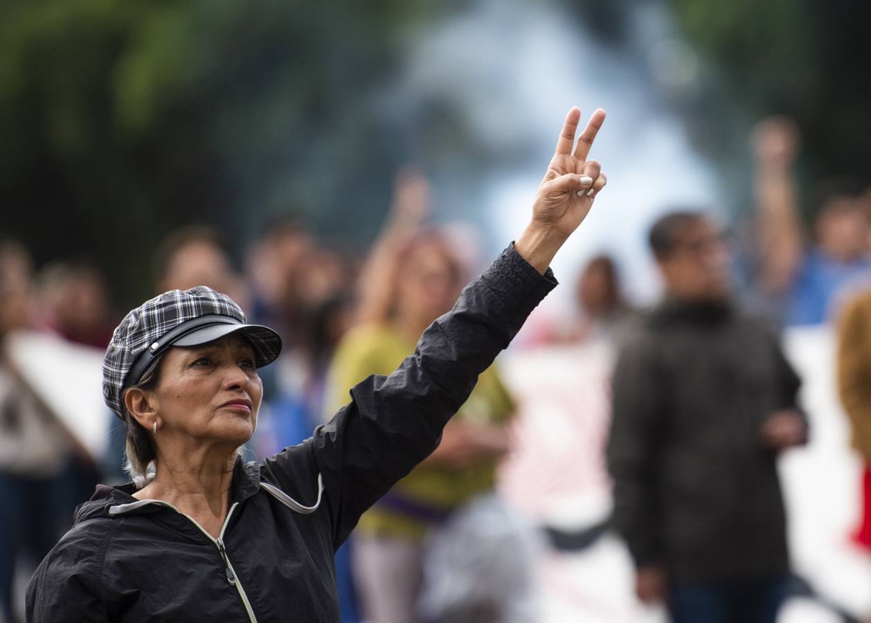 Víctimas de la represión estudiantil de 1968 y estudiantes universitarios se unieron para marchar a lo largo de Ciudad de México y exigir justicia el mismo día en que se cumplen 50 años de la masacre perpetrada por el Ejército mexicano contra un mitin de estudiantes en el barrio de Tlatelolco.