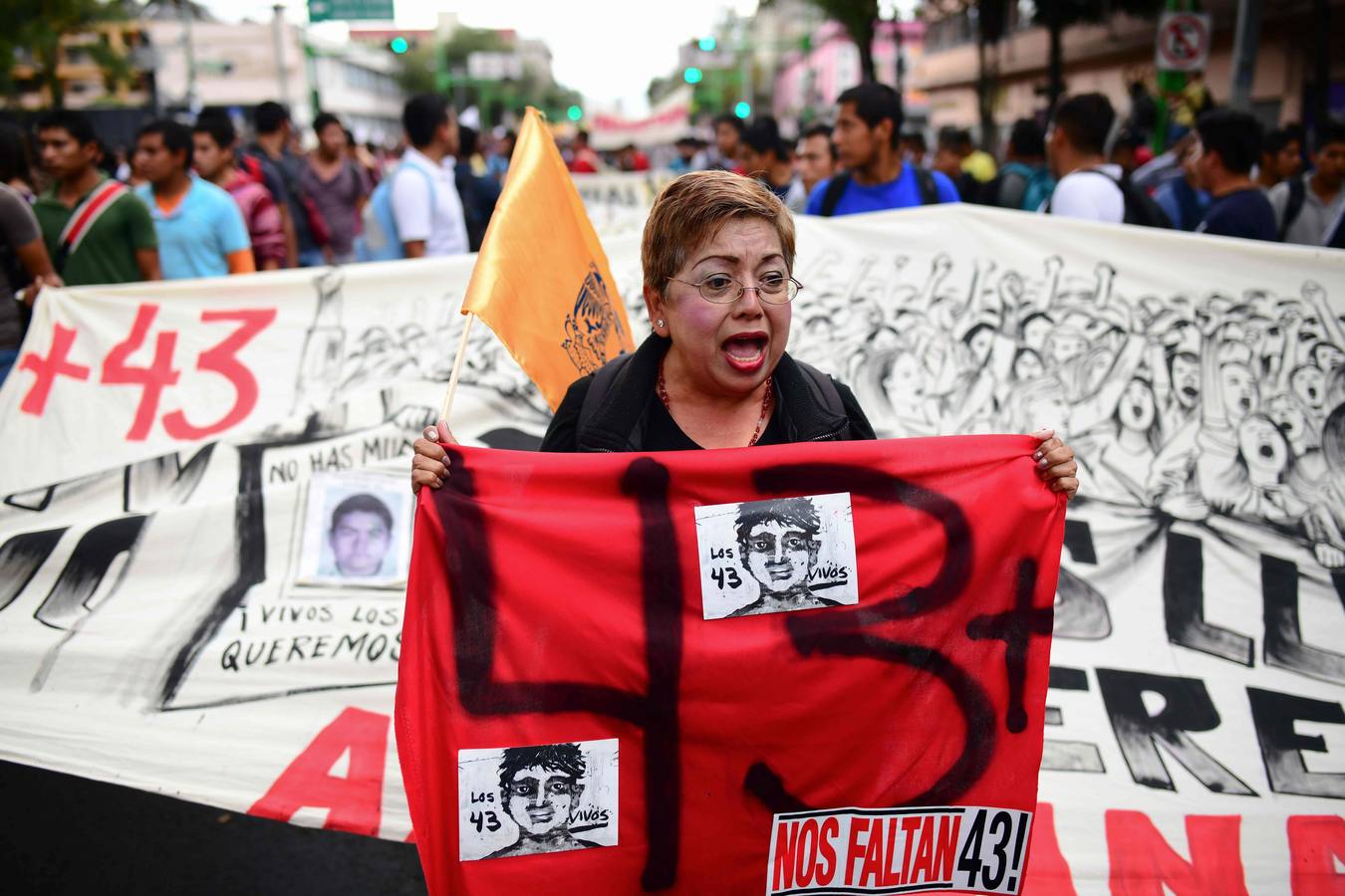 Víctimas de la represión estudiantil de 1968 y estudiantes universitarios se unieron para marchar a lo largo de Ciudad de México y exigir justicia el mismo día en que se cumplen 50 años de la masacre perpetrada por el Ejército mexicano contra un mitin de estudiantes en el barrio de Tlatelolco.