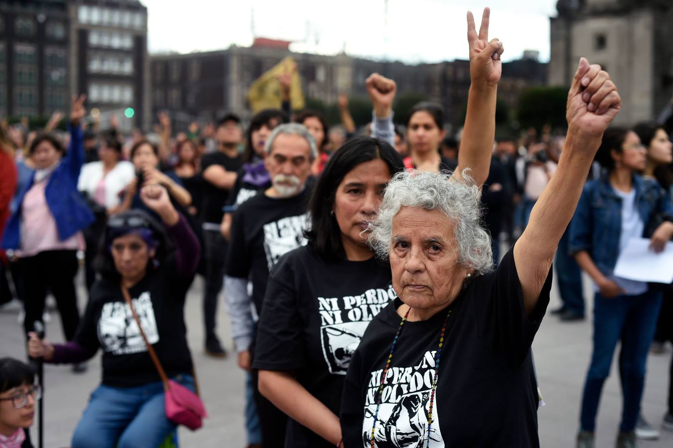 Víctimas de la represión estudiantil de 1968 y estudiantes universitarios se unieron para marchar a lo largo de Ciudad de México y exigir justicia el mismo día en que se cumplen 50 años de la masacre perpetrada por el Ejército mexicano contra un mitin de estudiantes en el barrio de Tlatelolco.