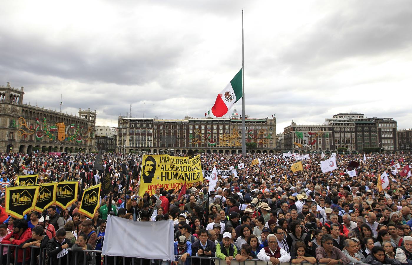 Víctimas de la represión estudiantil de 1968 y estudiantes universitarios se unieron para marchar a lo largo de Ciudad de México y exigir justicia el mismo día en que se cumplen 50 años de la masacre perpetrada por el Ejército mexicano contra un mitin de estudiantes en el barrio de Tlatelolco.