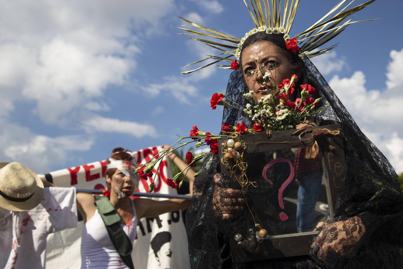 Víctimas de la represión estudiantil de 1968 y estudiantes universitarios se unieron para marchar a lo largo de Ciudad de México y exigir justicia el mismo día en que se cumplen 50 años de la masacre perpetrada por el Ejército mexicano contra un mitin de estudiantes en el barrio de Tlatelolco.