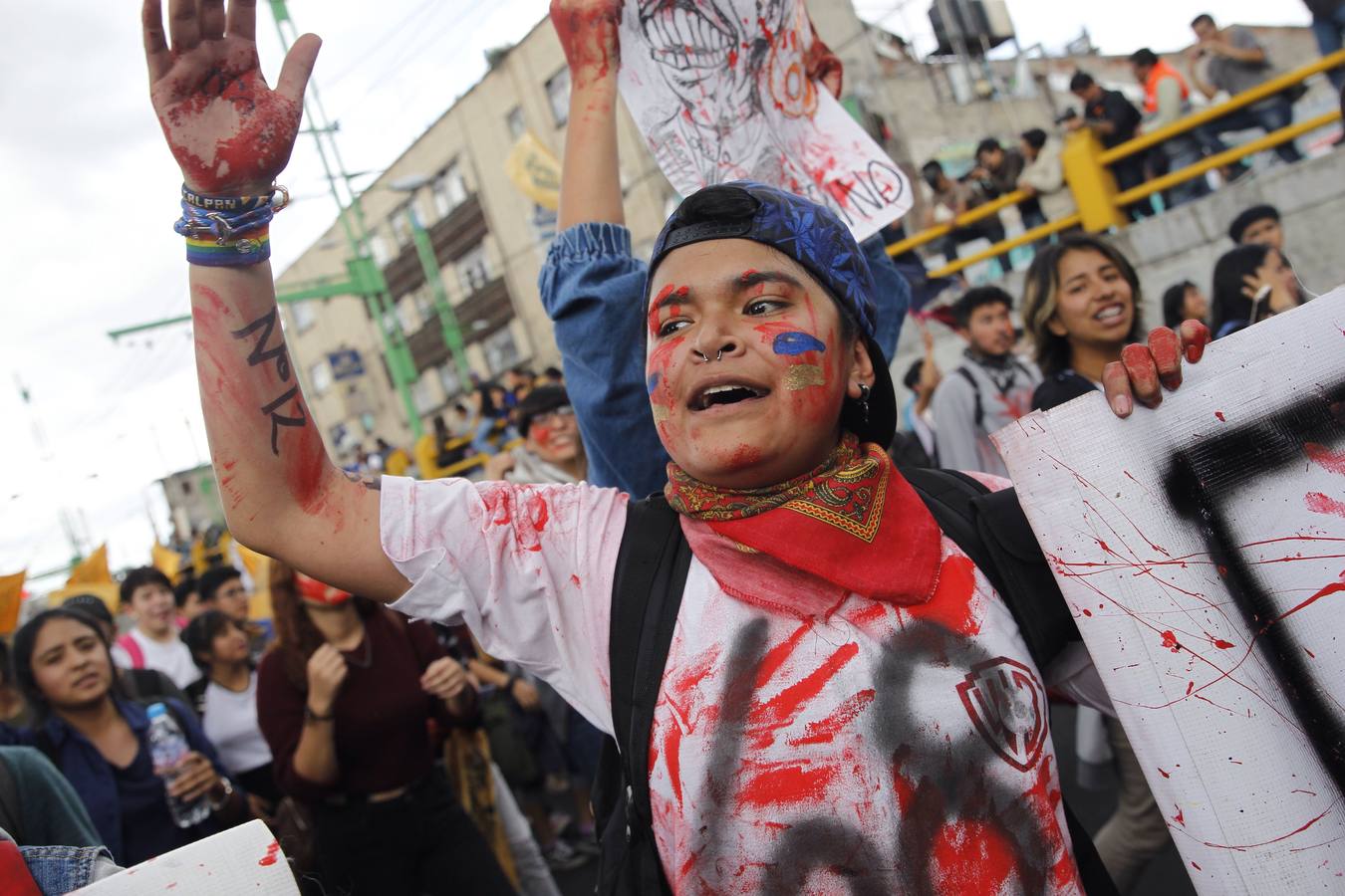Víctimas de la represión estudiantil de 1968 y estudiantes universitarios se unieron para marchar a lo largo de Ciudad de México y exigir justicia el mismo día en que se cumplen 50 años de la masacre perpetrada por el Ejército mexicano contra un mitin de estudiantes en el barrio de Tlatelolco.