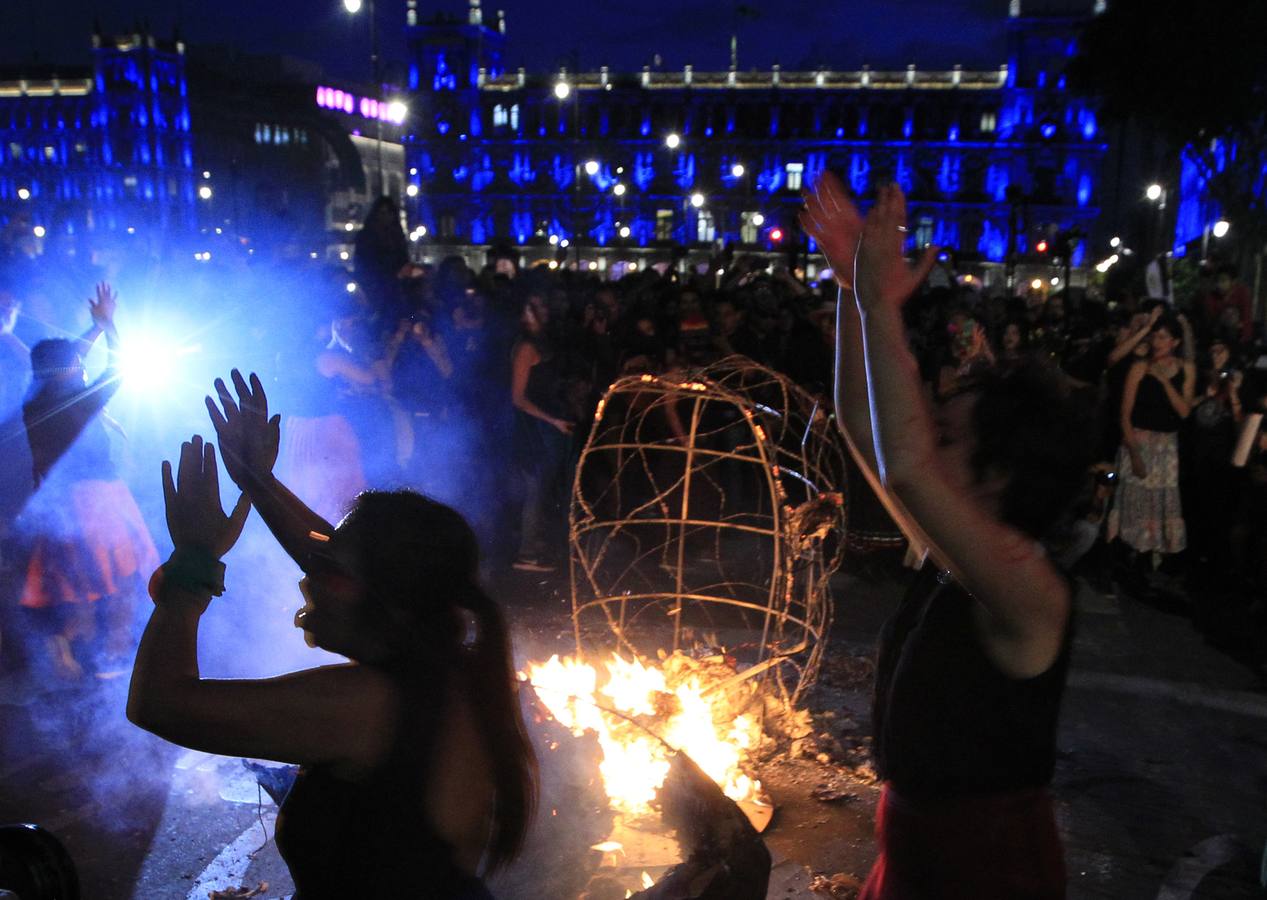 Víctimas de la represión estudiantil de 1968 y estudiantes universitarios se unieron para marchar a lo largo de Ciudad de México y exigir justicia el mismo día en que se cumplen 50 años de la masacre perpetrada por el Ejército mexicano contra un mitin de estudiantes en el barrio de Tlatelolco.