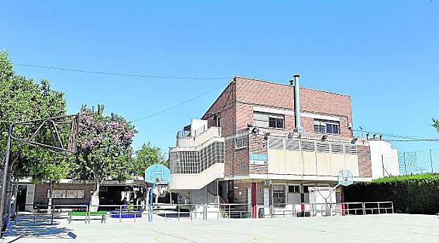 El colegio Antonio Delgado Dorrego de la pedanía murciana de Sangonera la Verde ha visto cómo ardían los cipreses de su exterior cinco veces en un mes. 