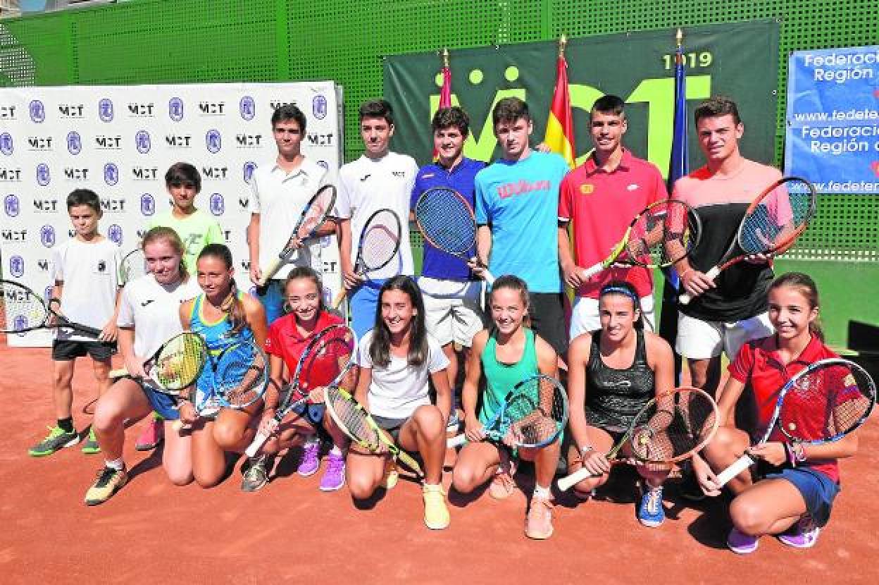 Carlos Alcaraz, segundo por la derecha, de pie, junto al resto de tenistas becados por la Comunidad, ayer en el Murcia Club de Tenis. 