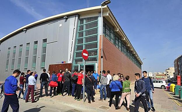 Imagen de archivo de los opositores a bombero acudiendo a las pruebas. 