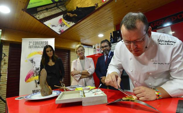 El cocinero de Pablo González-Conejero elaborando un plato con carne de toro.