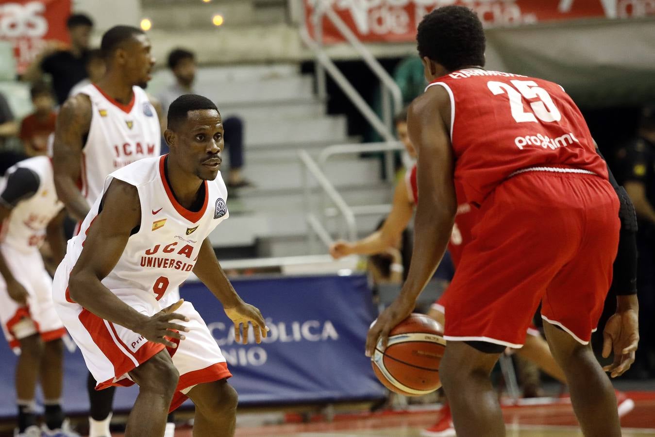 El conjunto universitario pasa la fase previa de la Basketball CL, tras caer en casa frente al Spriou Charleroi por 78-82