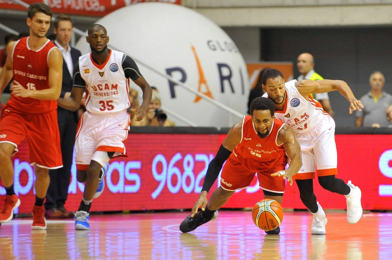 El conjunto universitario pasa la fase previa de la Basketball CL, tras caer en casa frente al Spriou Charleroi por 78-82