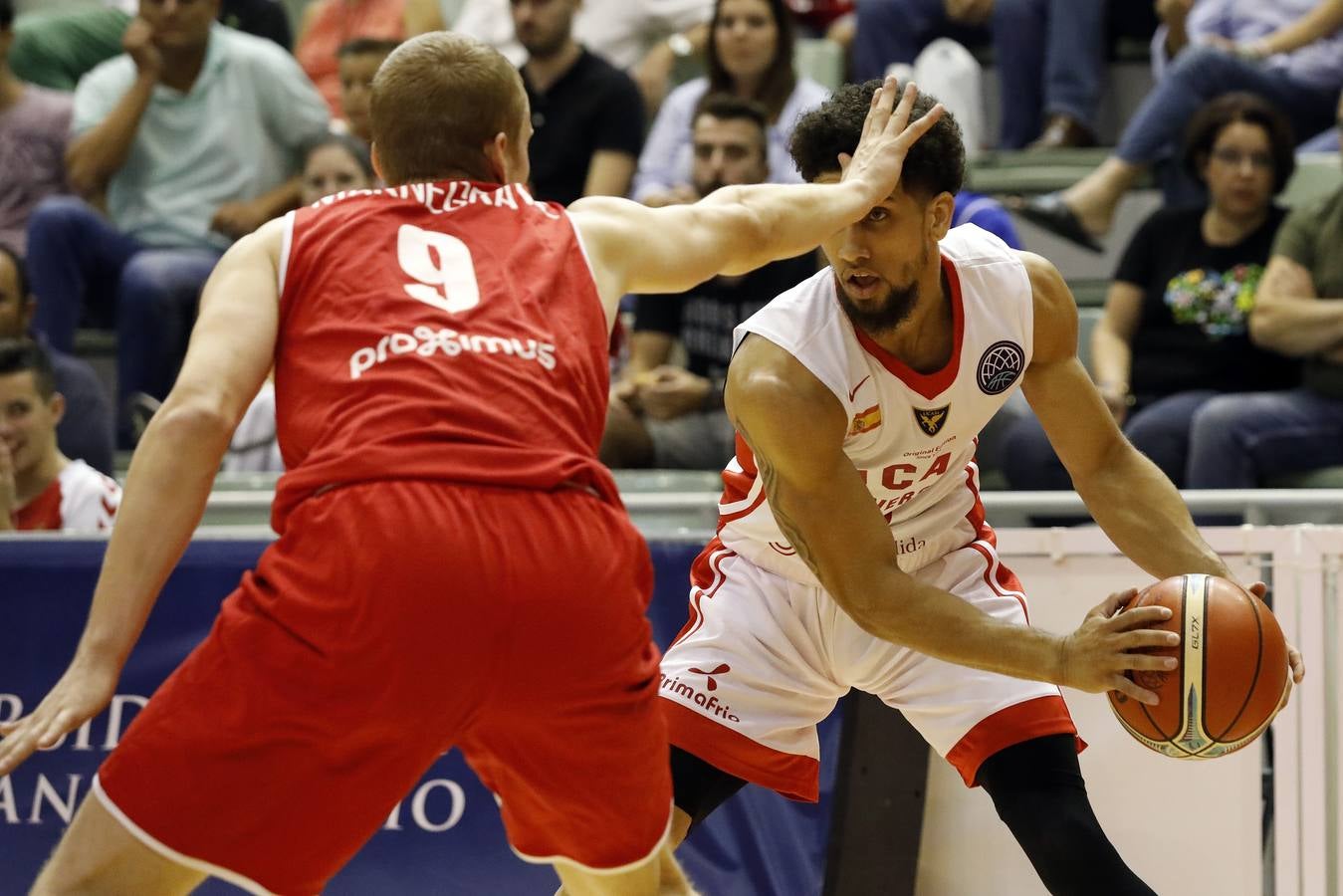 El conjunto universitario pasa la fase previa de la Basketball CL, tras caer en casa frente al Spriou Charleroi por 78-82