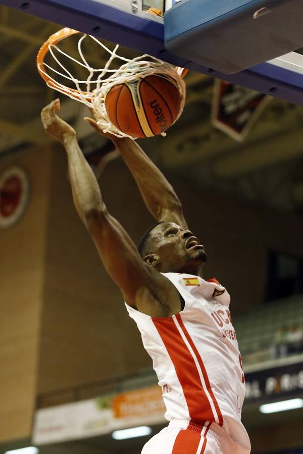 El conjunto universitario pasa la fase previa de la Basketball CL, tras caer en casa frente al Spriou Charleroi por 78-82