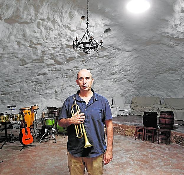 Ginés Martínez Vera, en su estudio-cueva de su casa de Murcia en el que compuso parte de la obra ganadora. 