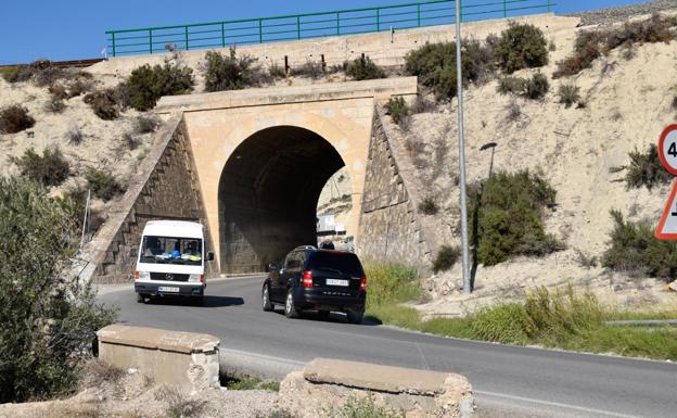 Un automóvil y una furgoneta se cruzan en el puente del Asensao. 