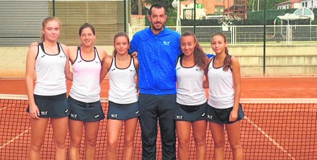 El equipo femenino del Murcia Club de Tenis, con uno de sus preparadores. 