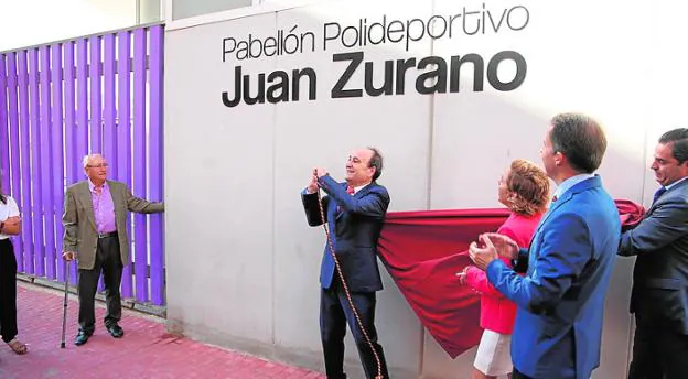 Juan Zurano destapa el cartel con su nombre, ayer. 