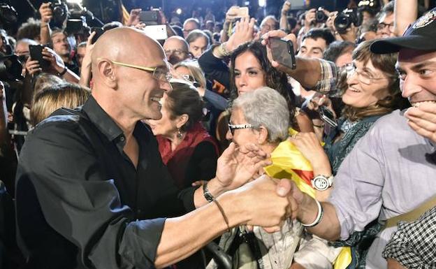 Romeva saluda a varios simpatizantes. 