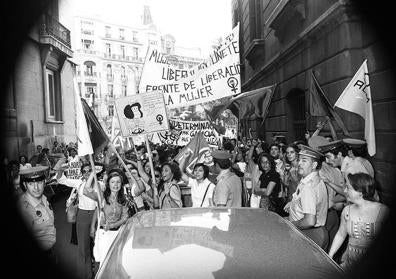 Imagen secundaria 1 - En 1977, colectivos feministas se manifestaron e instalaron mesas informativas en Madrid para recoger firmas de apoyo para la legalización de los métodos anticonceptivos y la creación de centros de planificación familiar. 