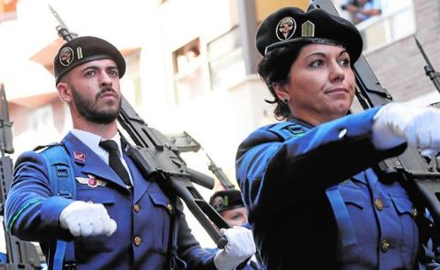 Militares que participaron ayer en el desfile por la calle Mayor de Alcantarilla. 