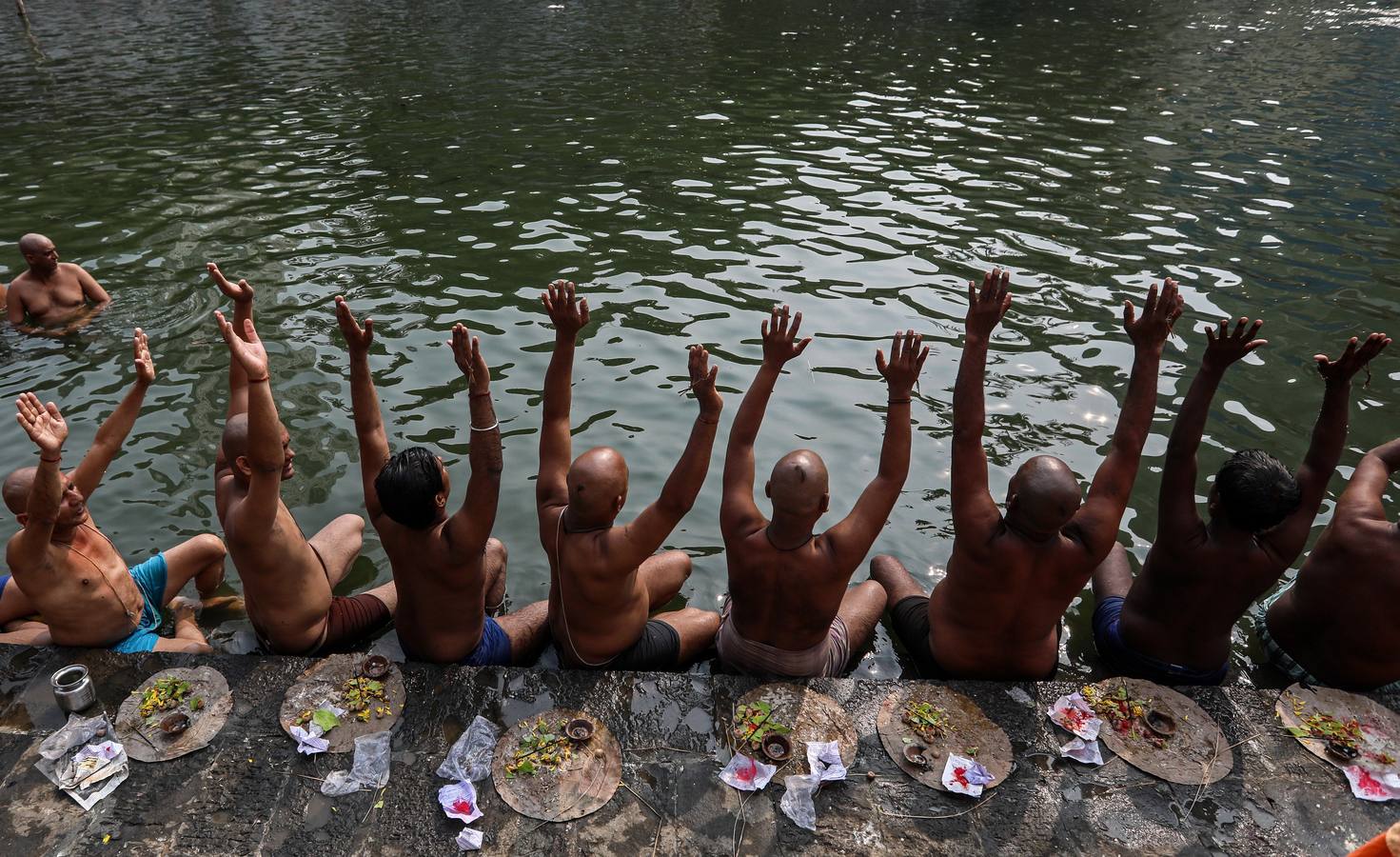 Devotos hindúes celebran el ritual «Tarpan» durante las oraciones Mahalaya, también conocidas como Pitru Paksha, en el tanque de agua de Banganga en Bombay (India). Mahalaya se celebra siete días antes del festival hindú Durga Puja, con fieles que prometen obediencia a sus antepasados fallecidos.