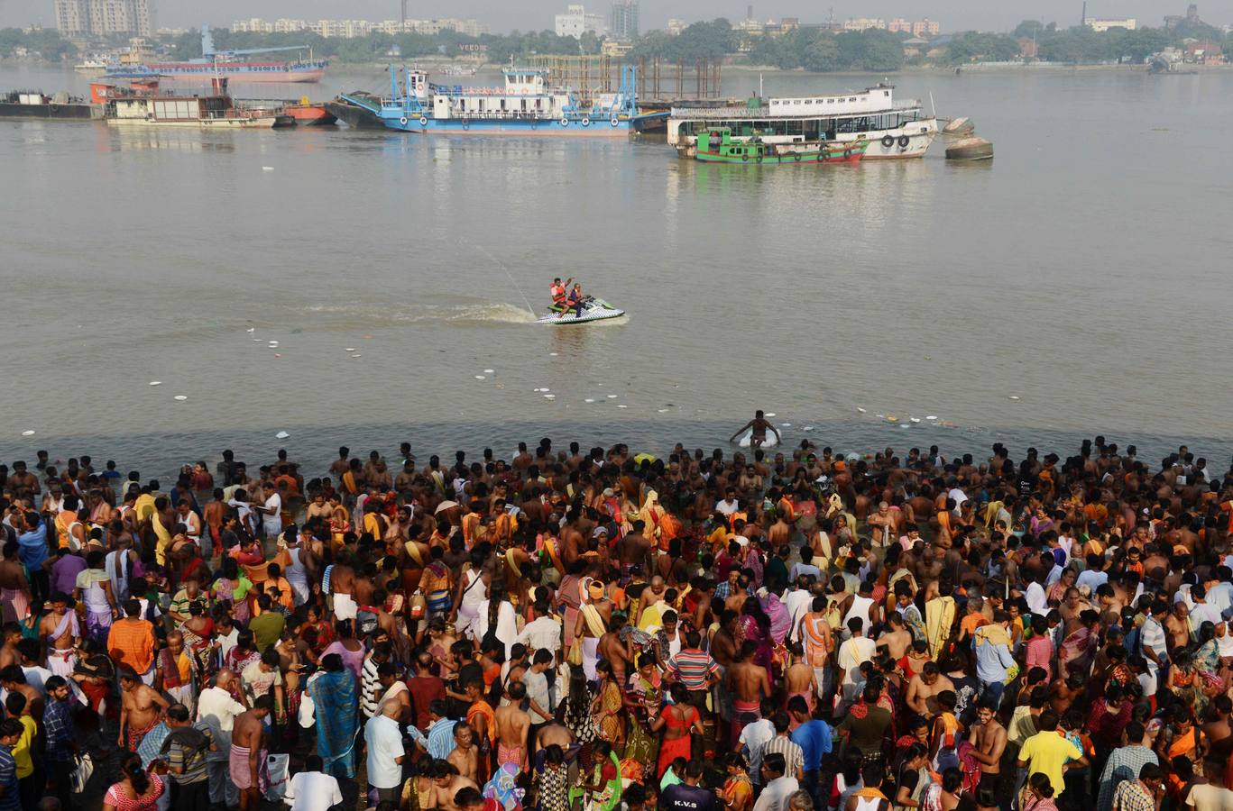 Devotos hindúes celebran el ritual «Tarpan» durante las oraciones Mahalaya, también conocidas como Pitru Paksha, en el tanque de agua de Banganga en Bombay (India). Mahalaya se celebra siete días antes del festival hindú Durga Puja, con fieles que prometen obediencia a sus antepasados fallecidos.