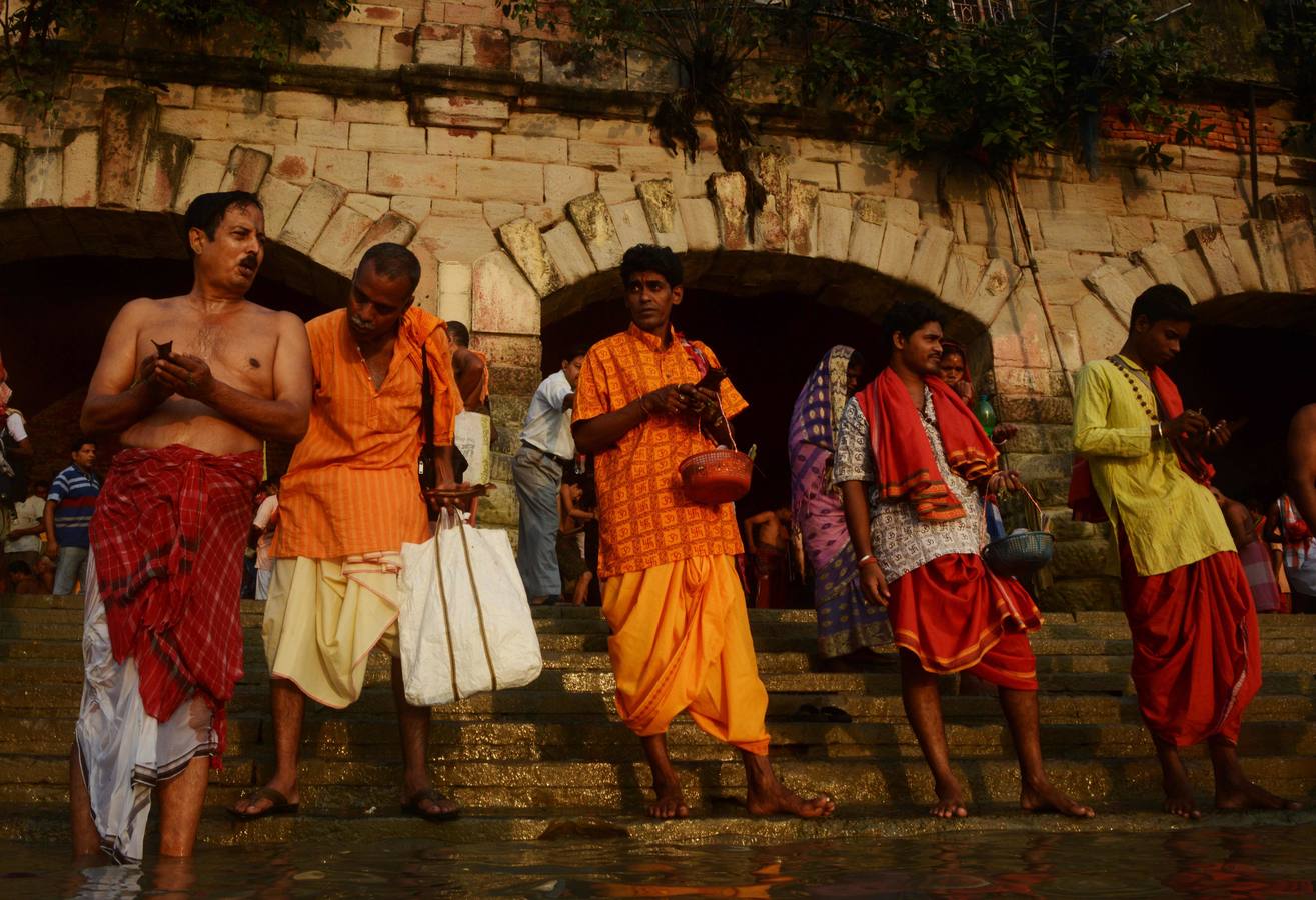 Devotos hindúes celebran el ritual «Tarpan» durante las oraciones Mahalaya, también conocidas como Pitru Paksha, en el tanque de agua de Banganga en Bombay (India). Mahalaya se celebra siete días antes del festival hindú Durga Puja, con fieles que prometen obediencia a sus antepasados fallecidos.