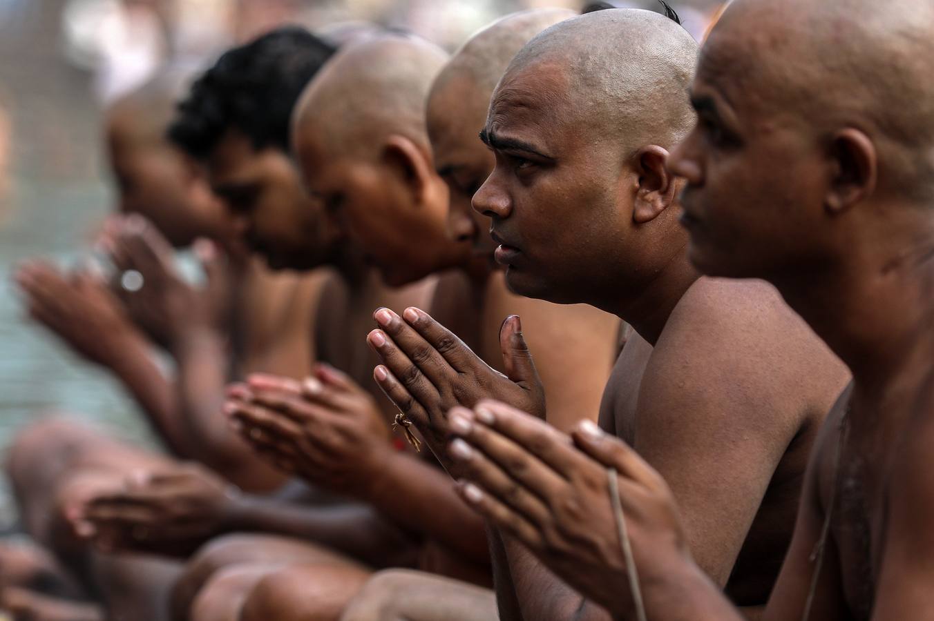 Devotos hindúes celebran el ritual «Tarpan» durante las oraciones Mahalaya, también conocidas como Pitru Paksha, en el tanque de agua de Banganga en Bombay (India). Mahalaya se celebra siete días antes del festival hindú Durga Puja, con fieles que prometen obediencia a sus antepasados fallecidos.