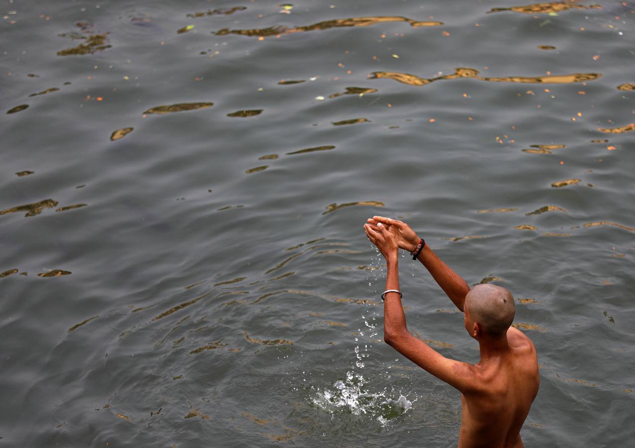 Devotos hindúes celebran el ritual «Tarpan» durante las oraciones Mahalaya, también conocidas como Pitru Paksha, en el tanque de agua de Banganga en Bombay (India). Mahalaya se celebra siete días antes del festival hindú Durga Puja, con fieles que prometen obediencia a sus antepasados fallecidos.