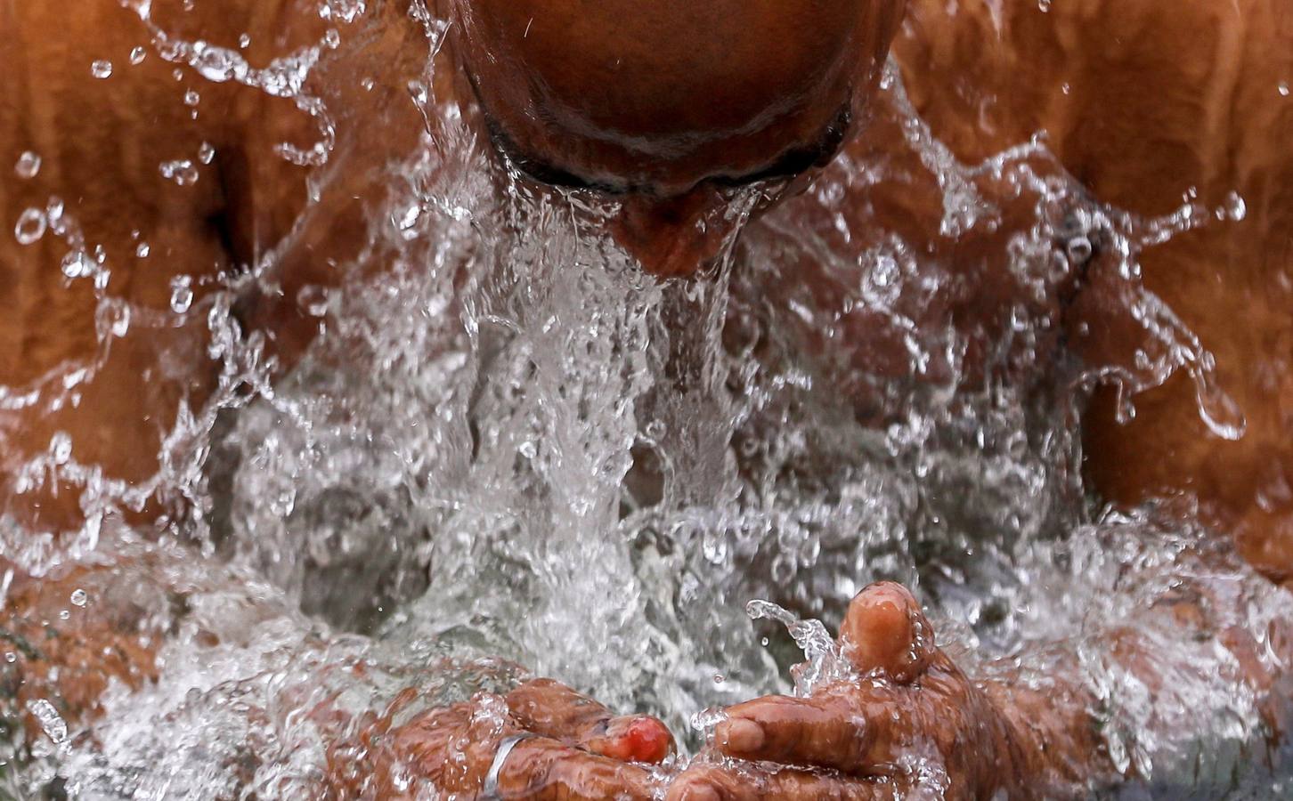 Devotos hindúes celebran el ritual «Tarpan» durante las oraciones Mahalaya, también conocidas como Pitru Paksha, en el tanque de agua de Banganga en Bombay (India). Mahalaya se celebra siete días antes del festival hindú Durga Puja, con fieles que prometen obediencia a sus antepasados fallecidos.