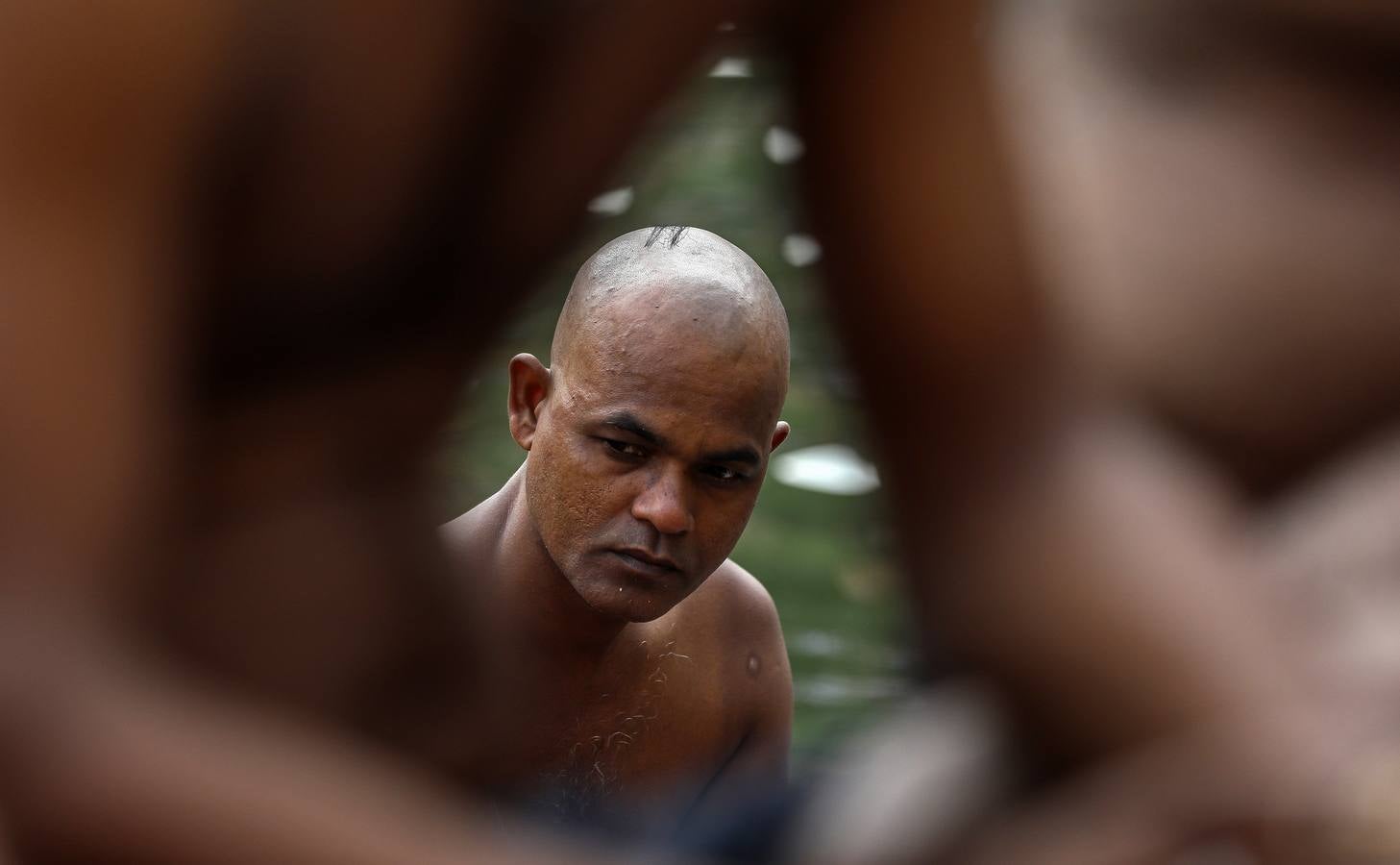 Devotos hindúes celebran el ritual «Tarpan» durante las oraciones Mahalaya, también conocidas como Pitru Paksha, en el tanque de agua de Banganga en Bombay (India). Mahalaya se celebra siete días antes del festival hindú Durga Puja, con fieles que prometen obediencia a sus antepasados fallecidos.