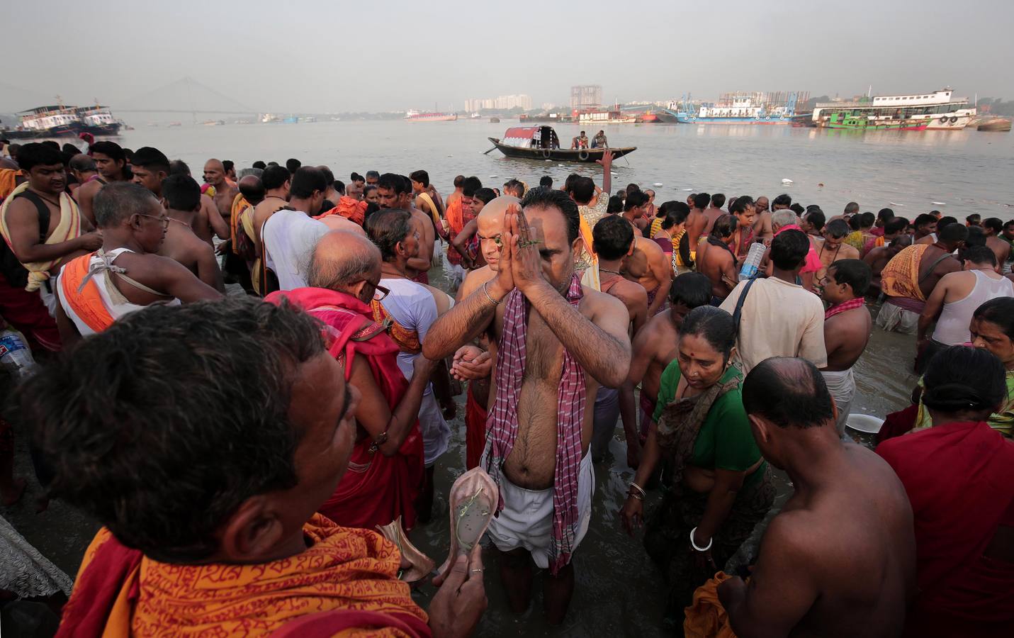 Devotos hindúes celebran el ritual «Tarpan» durante las oraciones Mahalaya, también conocidas como Pitru Paksha, en el tanque de agua de Banganga en Bombay (India). Mahalaya se celebra siete días antes del festival hindú Durga Puja, con fieles que prometen obediencia a sus antepasados fallecidos.