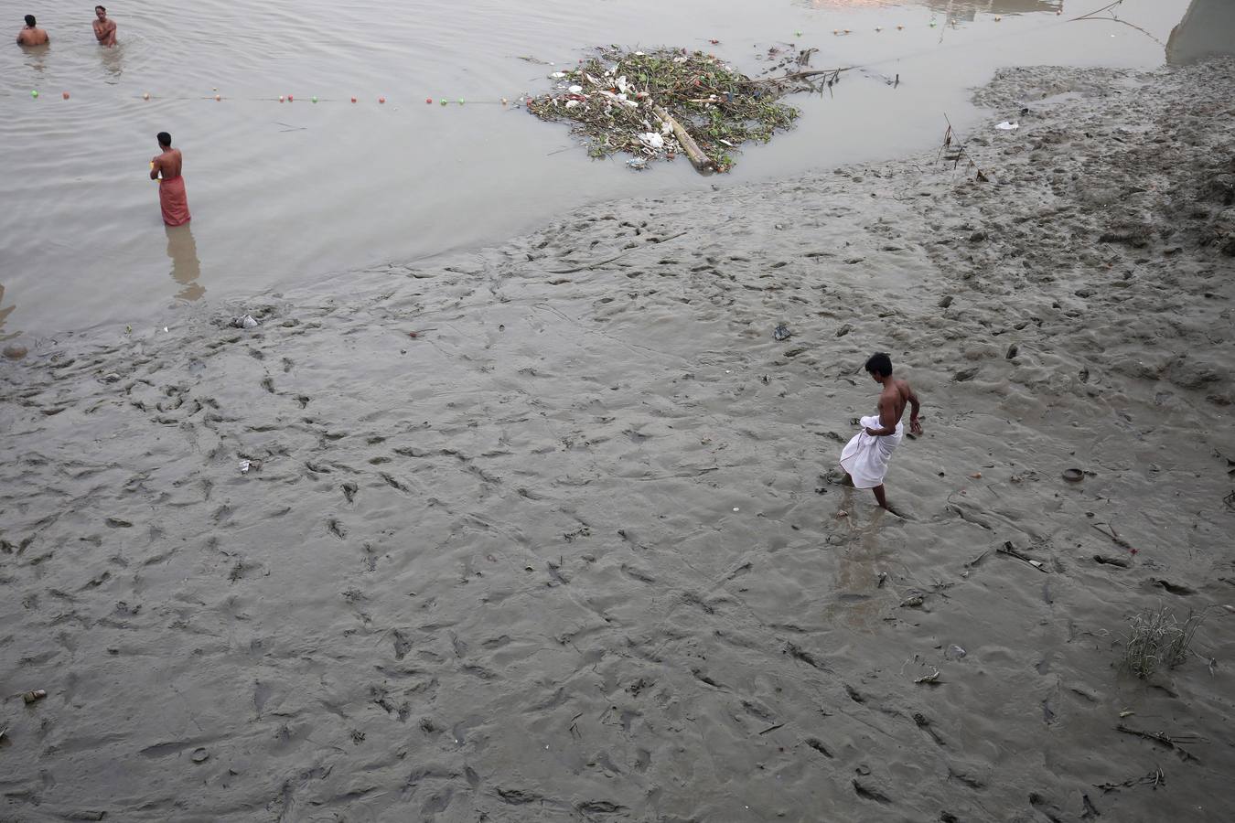 Devotos hindúes celebran el ritual «Tarpan» durante las oraciones Mahalaya, también conocidas como Pitru Paksha, en el tanque de agua de Banganga en Bombay (India). Mahalaya se celebra siete días antes del festival hindú Durga Puja, con fieles que prometen obediencia a sus antepasados fallecidos.